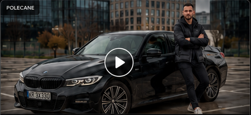 BMW 330i xDrive przy nowoczesnym budynku